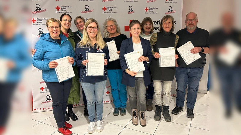 Helfer in der Not: Gabi Hartmann, Gaby Aichinger, Silke Bigelmaier, Sabrina Karlstetter, Irmgard Haas, Barbara Niedermeier, Angelika Mooseder, Gabriele Schünemann und Frank Schleicher (von links). Nicht auf dem Bild sind Monika Stifter und Marion Hauke.<br>  (Foto: BRK)