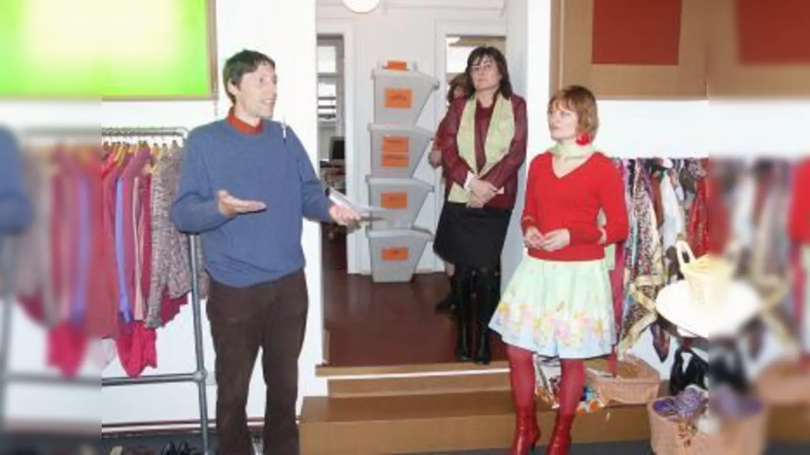 Bei der Feier des einjährigen Bestehens: Nicolas Feil (Schwäbisches Bauernhofmuseum in Illerbeuren) und Astrid Harry (Geschäftsleiterin von „stoffwechsel”). (Foto: K. Honigschnabel (IMM))