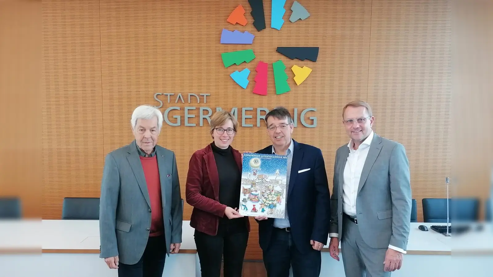 Stellten den neuen Adventskalender vor (v.l.): Fred Burgstaller, Dritte Bürgermeisterin Sophie Schuhmacher, Kalender-Beauftragter Stefan Hetsch und Lions-Präsident Rainer Schönecker. (Foto: pst)