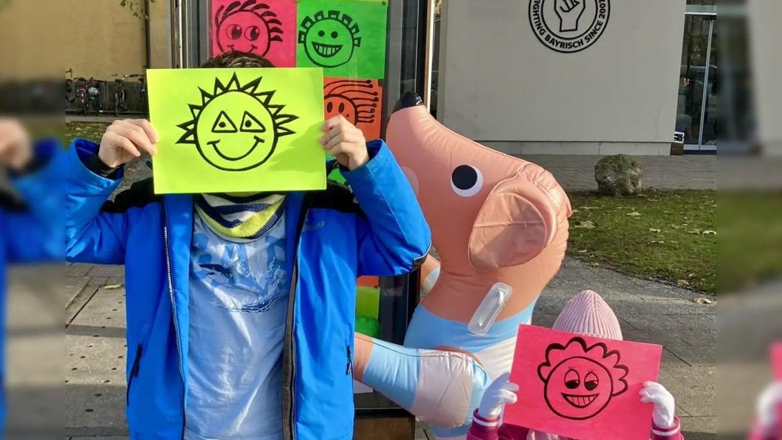 Zur Vernissage der Ausstellung von neuen Smileys und Tieren kamen bei sonnigem Wetter auch viele junge Gäste zum öffentlichen Bücherschrank am Nordbad.  (Foto: Petra Wängler)