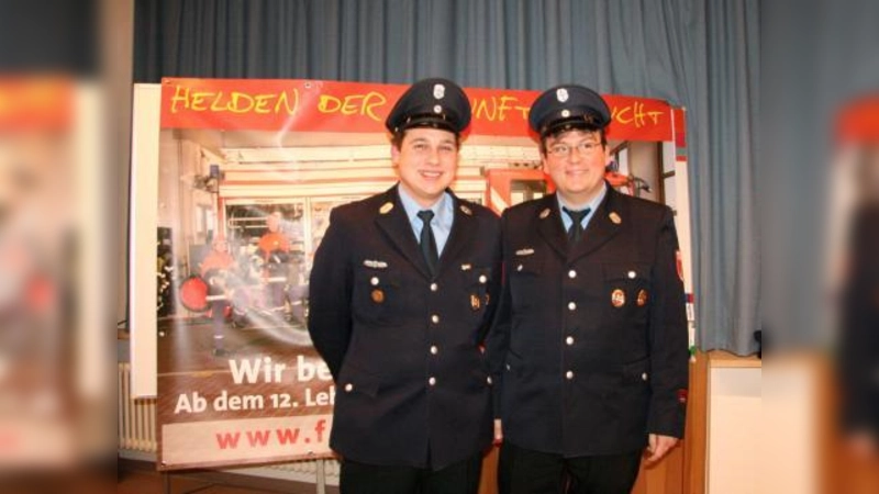 Nach sechs Jahren Tätigkeit als Jugendwart übergab Mario Kuberek (r.) die „Geschäfte“ an Markus Hugo. Kuberek wird sich nun vermehrt um die Öffentlichkeitsarbeit der FFW Planegg kümmern. (Foto: US)