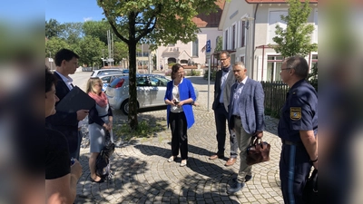 Um mögliche Maßnahmen gegen die zunehmende Verkehrs- und Lärmbelastung der Anrainergemeinden der A 94 im Norden des Landkreises Ebersberg ging es bei einem Ortstermin im Anzinger Rathaus (in der Mitte Bürgermeisterin Kathrin Alte). (Foto: Kathrin Alte)