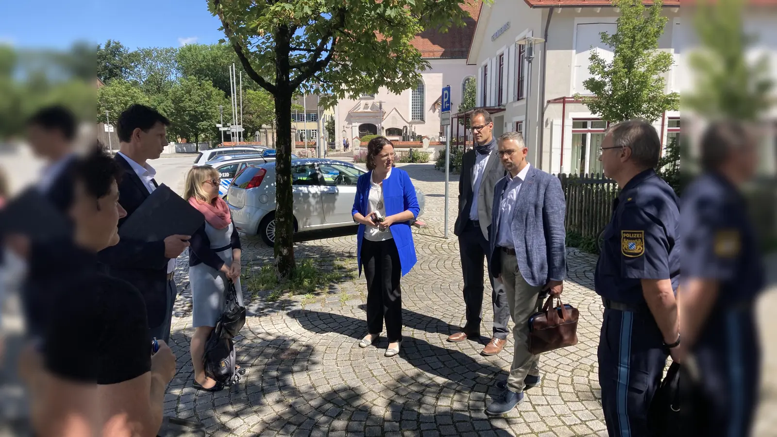 Um mögliche Maßnahmen gegen die zunehmende Verkehrs- und Lärmbelastung der Anrainergemeinden der A 94 im Norden des Landkreises Ebersberg ging es bei einem Ortstermin im Anzinger Rathaus (in der Mitte Bürgermeisterin Kathrin Alte). (Foto: Kathrin Alte)
