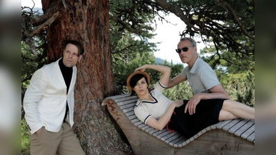 Nora Tschirner mit Erik und Tom: die Band „Prag” spielt am 27. März im Strom. (Foto: pi)