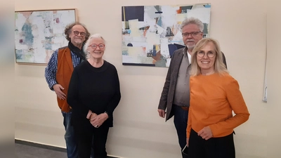 Bei der Ausstellungseröffnung: Riita Pelkonen und Richard Schleich, die Ausstellungsorganisatoren, Kurt Damaschke, SVN-Vorsitzender und die Künstlerin Irene Hofmeister.<br> (Foto: red)