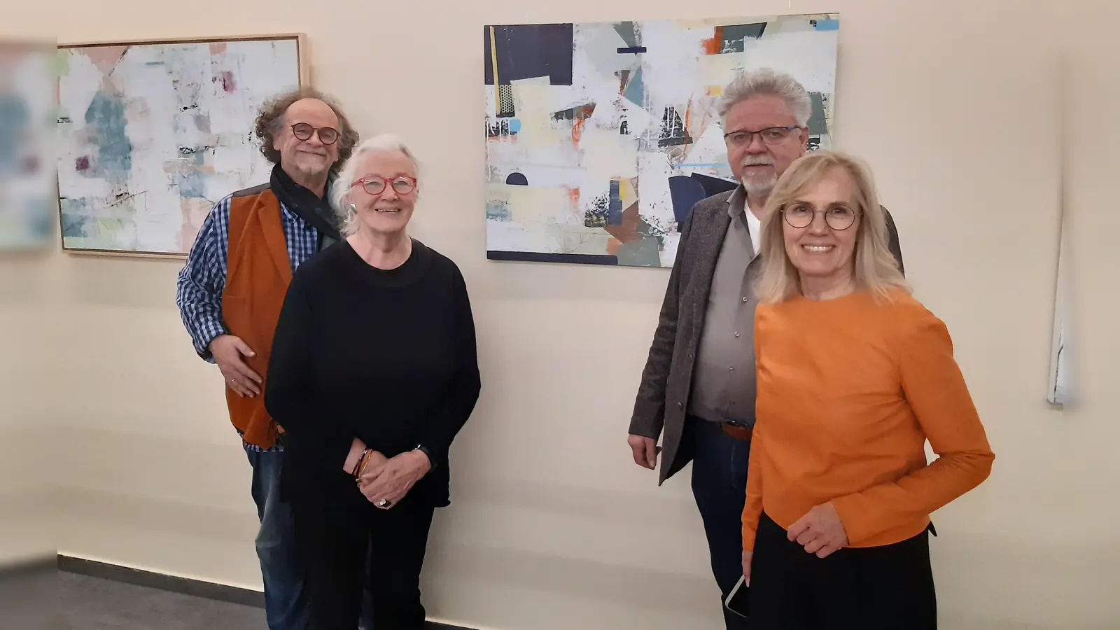 Bei der Ausstellungseröffnung: Riita Pelkonen und Richard Schleich, die Ausstellungsorganisatoren, Kurt Damaschke, SVN-Vorsitzender und die Künstlerin Irene Hofmeister.<br> (Foto: red)
