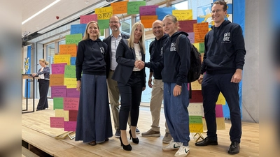 Direktorin Eva Weingandt (Mitte) begrüßt Schülerin Fiona mit Handschlag. Auch Fördervereinsvorstand Sonja Sulzmaier, Jens Waltermann, Bürgermeister Christian Schiller und Landrat Stefan Frey (v.l.) gratulieren. (Foto: pst)