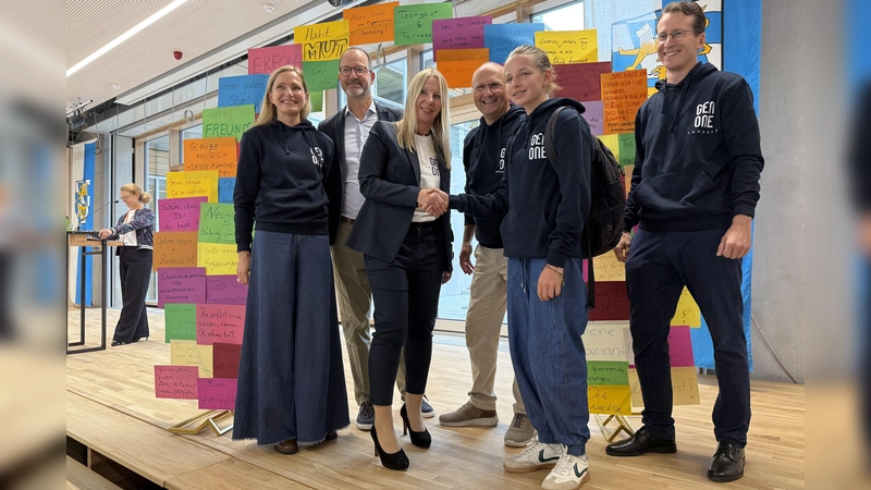 Direktorin Eva Weingandt (Mitte) begrüßt Schülerin Fiona mit Handschlag. Auch Fördervereinsvorstand Sonja Sulzmaier, Jens Waltermann, Bürgermeister Christian Schiller und Landrat Stefan Frey (v.l.) gratulieren. (Foto: pst)