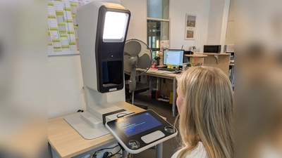 Gleich vor Ort im Einwohnermeldeamt lassen sich die neuen digitalen Passbilder aufnehmen.  (Foto: Gem. OSH)