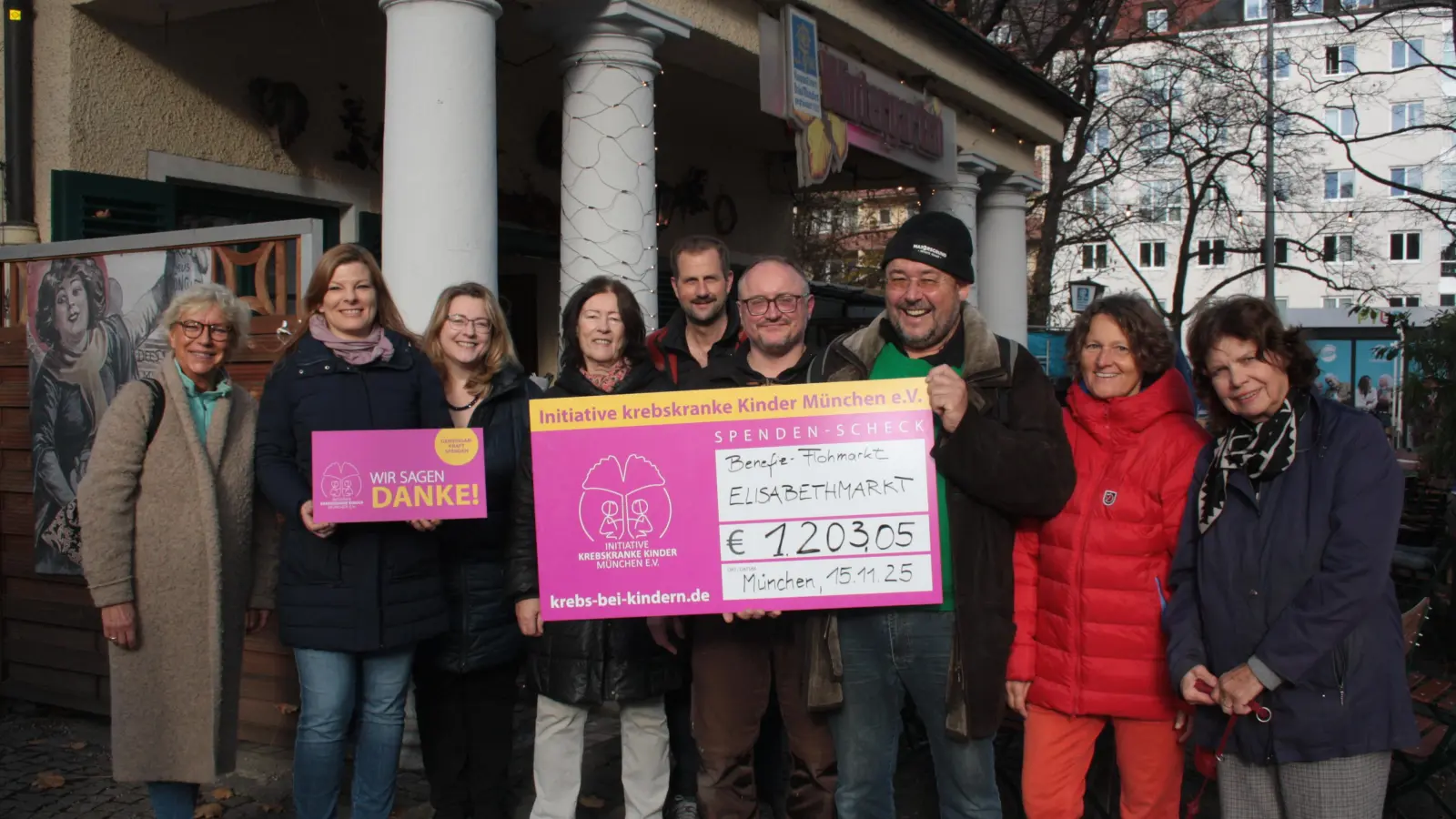 Freude bei der Übergabe der Spende u.a. mit Kerstin Brunn und Susann Elsner (Zweite und Dritte von links) von der Initiative, Wintergarten-Wirt Ignaz Schmid (Mitte) und Organisator Jörg Pohl (Dritter von rechts). (Foto: job)