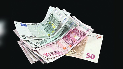 Mehrere hundert Euro Bargeld hat eine junge Trickbetrügerin im Englischen Garten erbeutet. (Symbolbild: CC0)