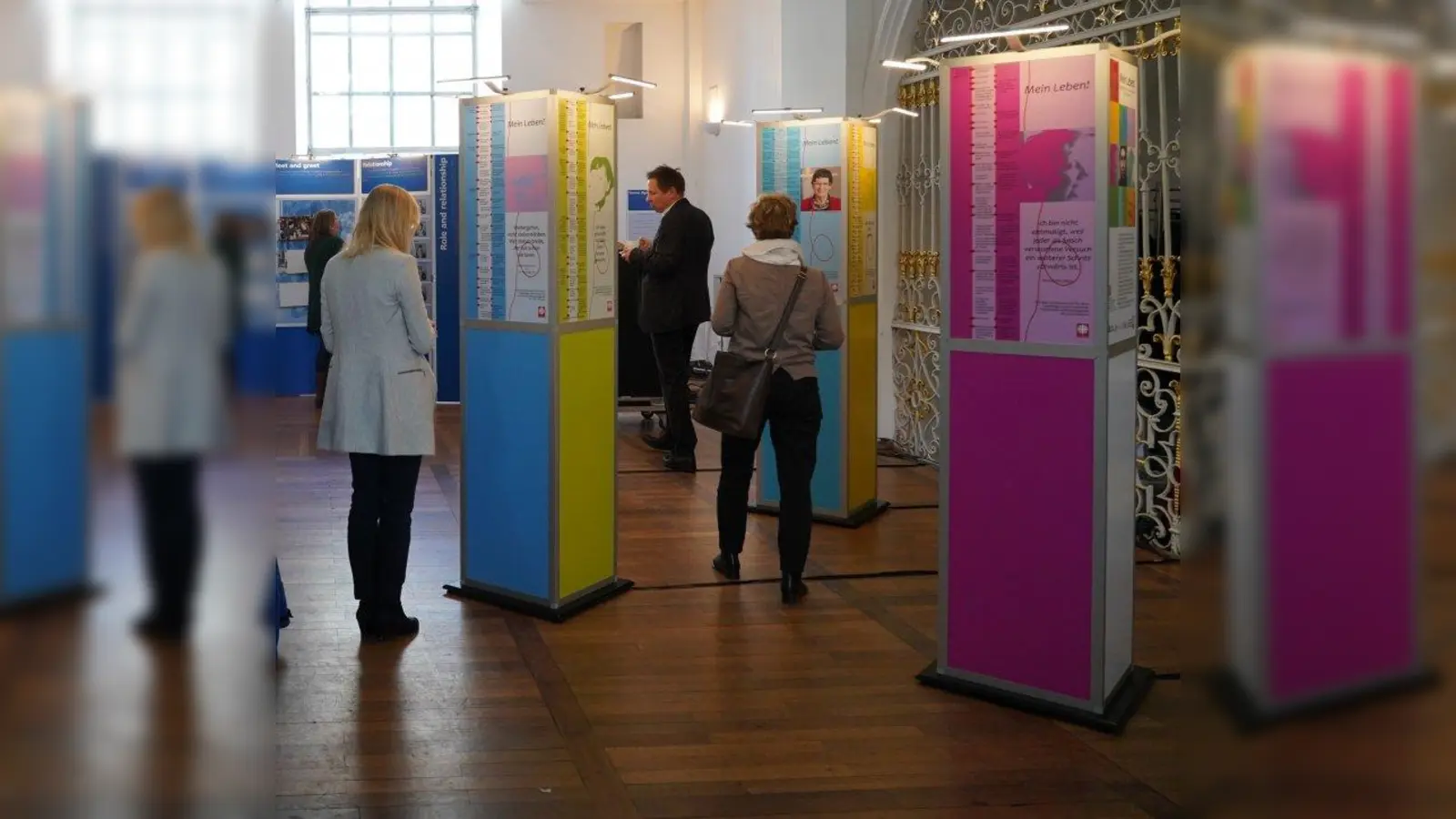 Die Ausstellung „Mein Leben!“ gibt Einblick in das Leben von Menschen, die an HIV erkrankt sind. Die Schautafeln wurden bereits an verschiedenen Orten gezeigt (Archivbild von 2019) und sind ausleihbar. (Foto: Müller-Ranetsberger/Caritas München)