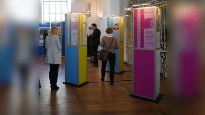 Die Ausstellung „Mein Leben!“ gibt Einblick in das Leben von Menschen, die an HIV erkrankt sind. Die Schautafeln wurden bereits an verschiedenen Orten gezeigt (Archivbild von 2019) und sind ausleihbar. (Foto: Müller-Ranetsberger/Caritas München)