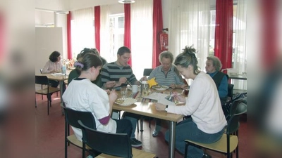 Platz für Gespräche, zum Frühstücken oder Mittagessen, zum gemeinsamen Singen oder für Diskussionen bietet die gemütliche Kaffeestube des Mütter- und Kindertageszentrums in Neuaubing. (Foto: Eva Schraft)