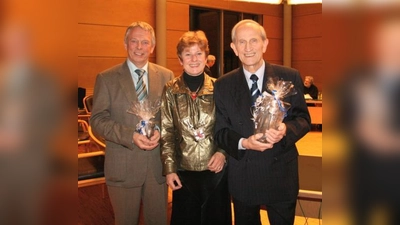 Blumen und Planegger Eulen gab es für die langjährigen Gemeinderäte Peter Heizer (l.) und  Dr. Günther Schuppler. Bürgermeisterin Annemarie Detsch überreichte die Ehrungen. (Foto: US)