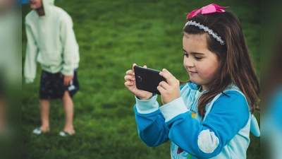 Kinder werden heute in zwei Welten hinein geboren: Die reale Erlebenswelt und die virtuelle Welt.  (Foto: CC0)