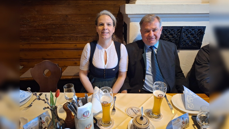 Christine und Lorenz Stiftl lassen sich das ERDINGER Weißbier schon einmal schmecken! (Foto: chö)