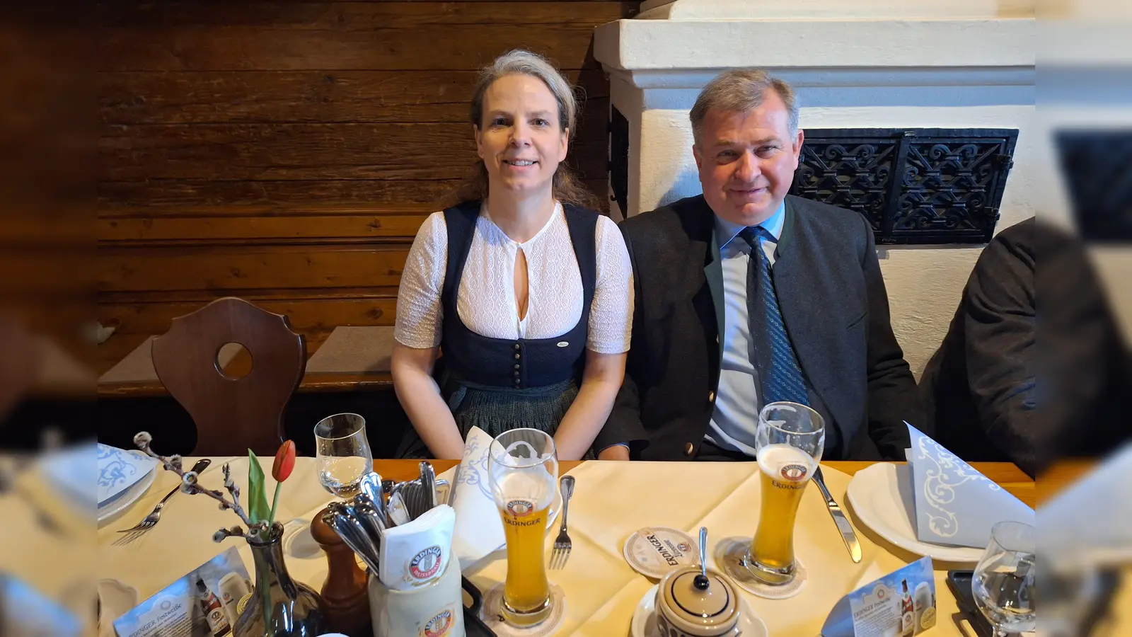 Christine und Lorenz Stiftl lassen sich das ERDINGER Weißbier schon einmal schmecken! (Foto: chö)