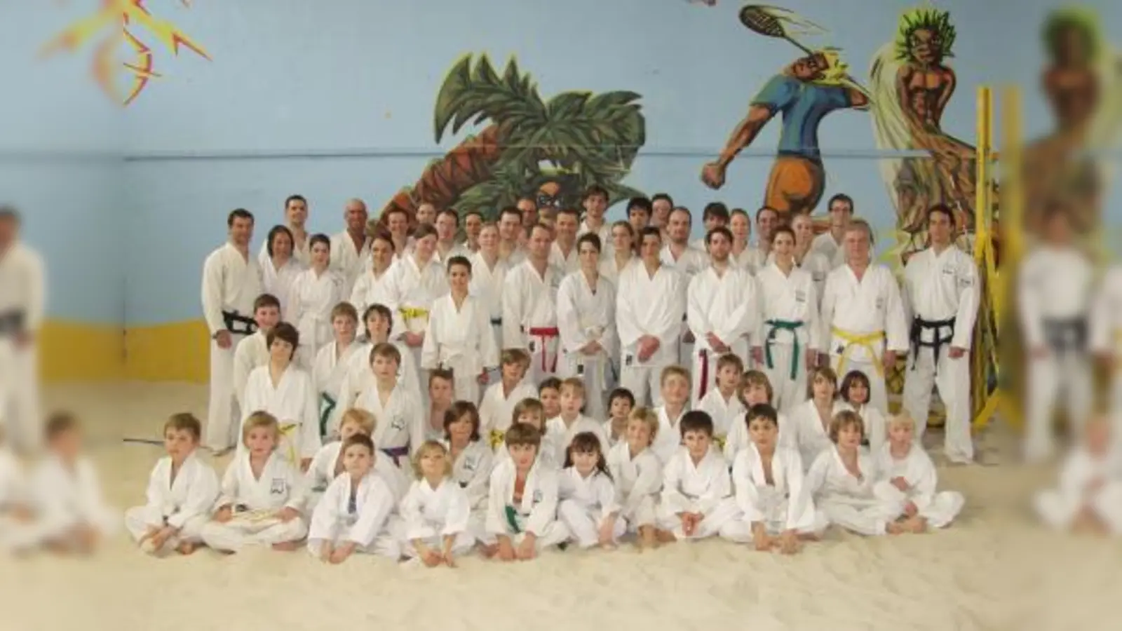 Zum Sandtraining eingeladen hatten die Leiter der Twin-Center, Christian Kugele (ganz links) aus Germering und Robin Basu (rechts) aus Starnberg – und 60 Schüler/innen im Alter von 5 bis 61 Jahren waren mit viel Spaß bei dieser besonderen Aktion dabei. (Foto: Eva Schraft)