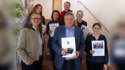 Von links: Vorsitzende Anke Hierl, Bettina Huber, Melanie Otten, Dirigent Günther Schuler jun., Georg Rittler, Sophia Burghart und Martina Lex. (Foto: Archiv Musikkapelle)