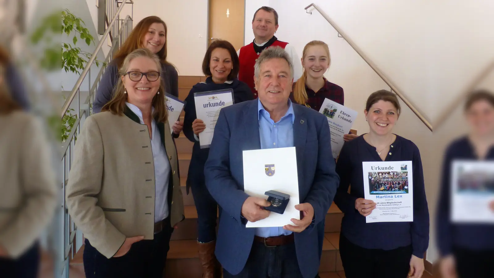 Von links: Vorsitzende Anke Hierl, Bettina Huber, Melanie Otten, Dirigent Günther Schuler jun., Georg Rittler, Sophia Burghart und Martina Lex. (Foto: Archiv Musikkapelle)