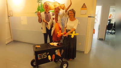 Freuten sich über die Spende (von links): „Dr. Willi Schmarrn”, „Frau Dr. Machtnix” und Gabriele Mehner-Mack. (Foto: Andrea Andrade)