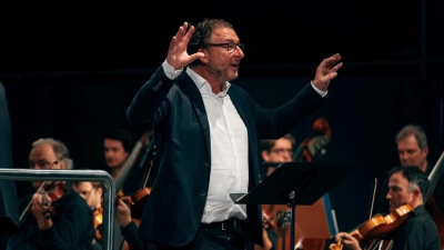 Stefan Wilkening mit dem Münchner Rundfunkorchester. (Foto: Uli Neumann-Cosel)