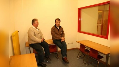Gerhard Geitz und Kilian Dicke-Stucky machen ratlose Gesichter. Ohne Vorwarnung sind Blasinstrumente und Schlagzeug, Noten, Notenständer und sogar der Kopierer aus ihrem Mini-Studio im Keller der Grundschule verschwunden. (Foto: US)