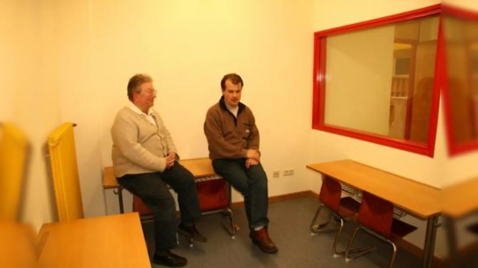 Gerhard Geitz und Kilian Dicke-Stucky machen ratlose Gesichter. Ohne Vorwarnung sind Blasinstrumente und Schlagzeug, Noten, Notenständer und sogar der Kopierer aus ihrem Mini-Studio im Keller der Grundschule verschwunden. (Foto: US)