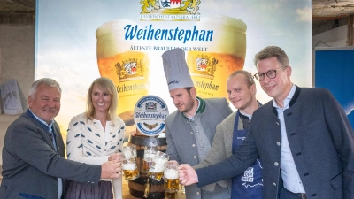 Prof. Dr. Josef Schrädler, Cornelia Zinner, Sebastian Zinner, Ferdinand Zinner sowie Staatsminister Markus Blume. (v.l.) (Foto: Axel Koenig)