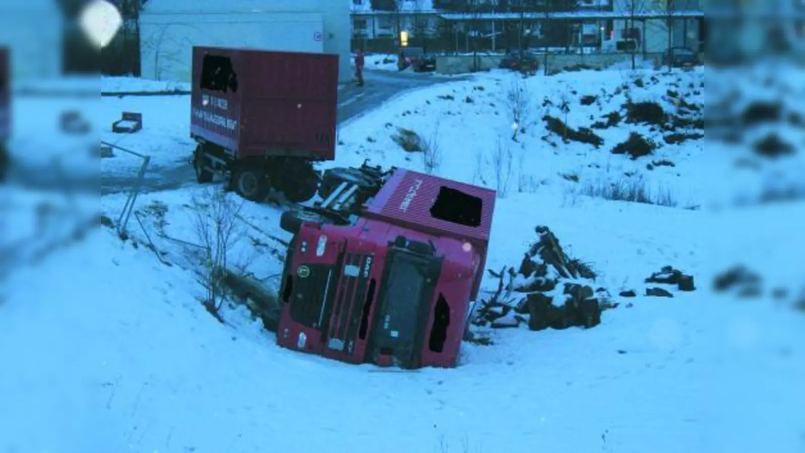 Glück gehabt: Der Kraftfahrer konnte gerade noch zur Seite springen bevor sich sein LKW-Gespann in Bewegung setzte und das Fahrzeug umkippte. (Foto: Polizei)
