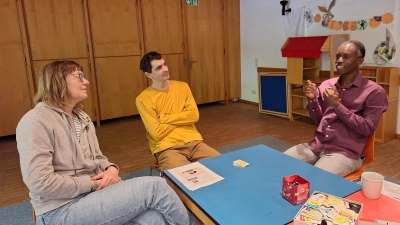 Menschen aus den verschiedensten Herkunftsländern treffen sich im Sprachcafé einmal wöchentlich, um ihre Sprachkenntnisse zu verbessern, sich über interessanteThemen auszutauschen oder einfach neue Bekanntschaften zu machen. (Foto: Landratsamt Starnberg)