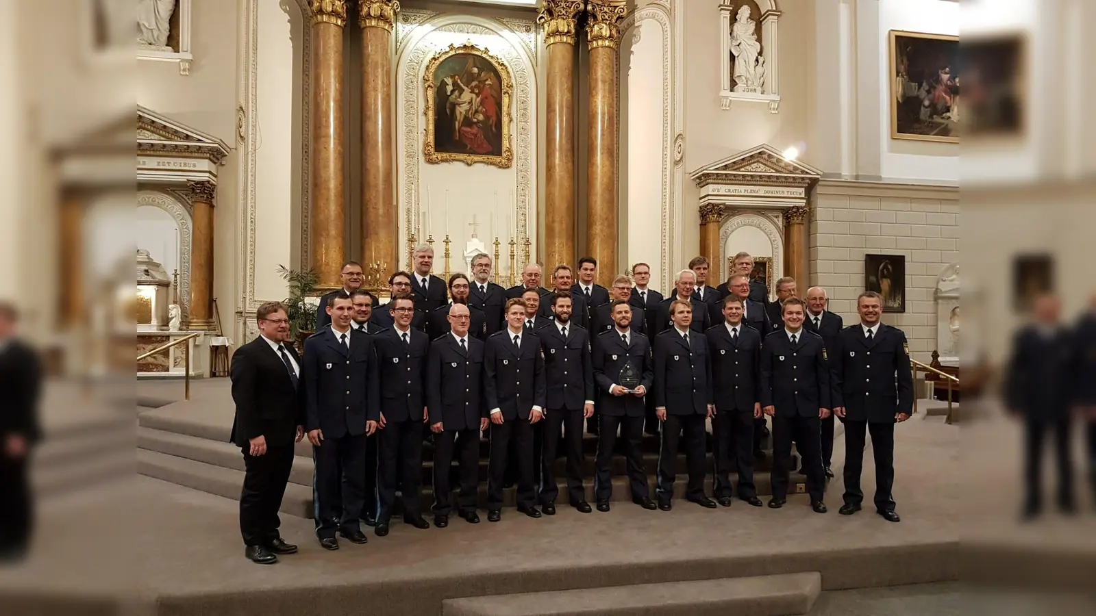 Der Männerchor der Münchner Polizei lädt gleich zu zwei stimmungsvollen Adventskonzerten ein.  (Foto: VA)