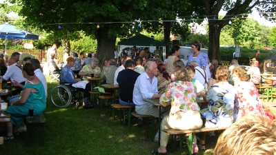 Der Kleingartenverein Bahn-Landwirtschaft München West lädt alljährlich zum Seniorennachmittag mit Kaffee und Kuchen ein. (Foto: Barbara Lauseker)