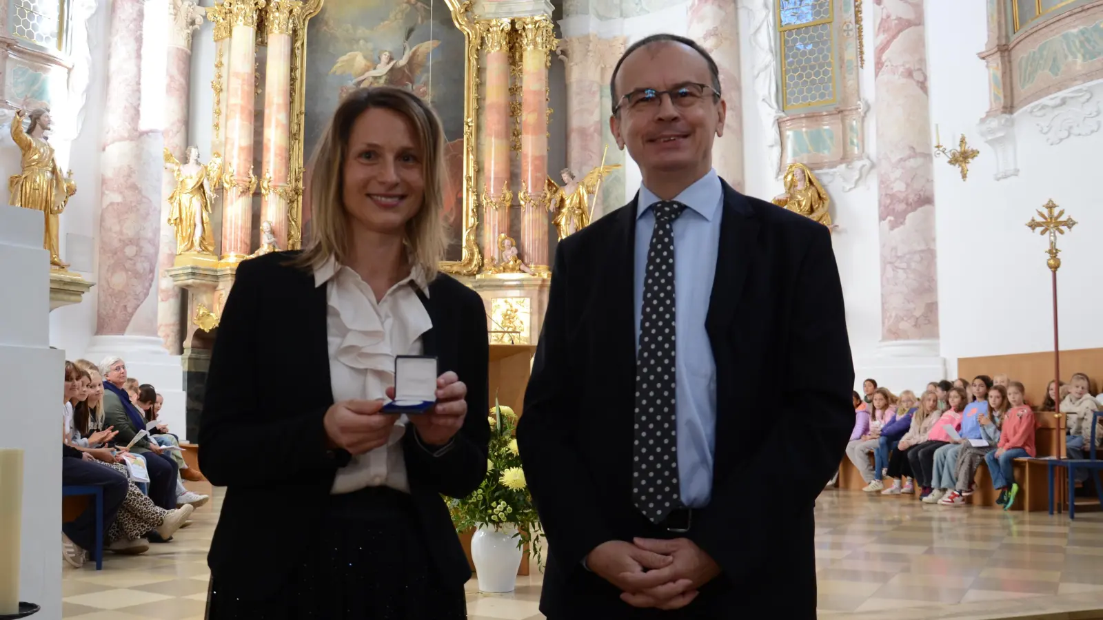 Ralf Grillmayer, Leiter der Erzbischöflichen Schulen, überreichte der neuen Schulleitung Julia Sedlmeier die Otto-von-Freising-Medaille.  (Foto: Erzbischöfliche Maria-Ward-Mädchenrealschule)
