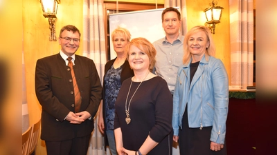Die neue und alte CSU-Ortsvorsitzende Tanja Knieler (vorne) mit (von links): Staatsminister Florian Herrmann, Sylvia Merczak, Walter Wirl und Anita Kreilinger. (Foto: Partei)