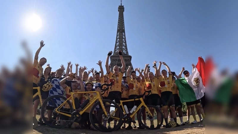 Jubel am Eiffelturm: Team Rynkeby hat sein Ziel erreicht! (Foto: Team Rynkeby)