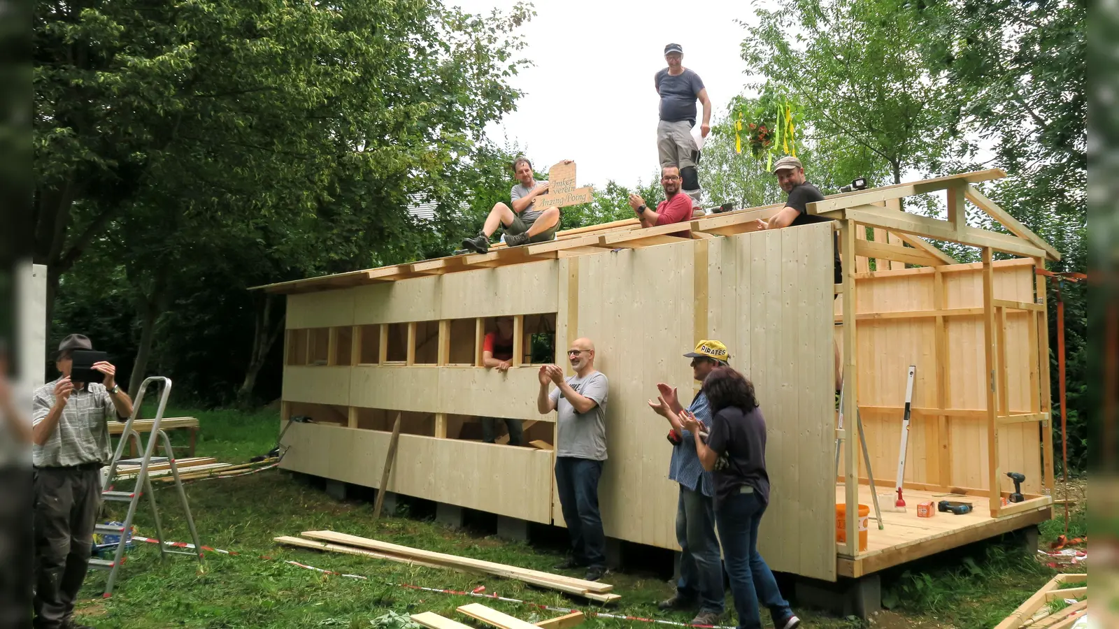 Der Imkerverein Anzing-Poing hat Richtfest für sein neues Bienenhaus gefeiert. (Foto: Maria Huber)