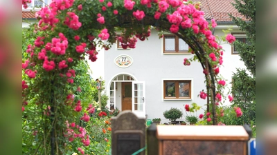 Egal ob mit Blumen, Obstbäumen oder plätschernden Teichen: Die interessantesten Gärten öffnen am 30. Juni der Öffentlichkeit ihre Pforten. (Foto: Landratsamt München)