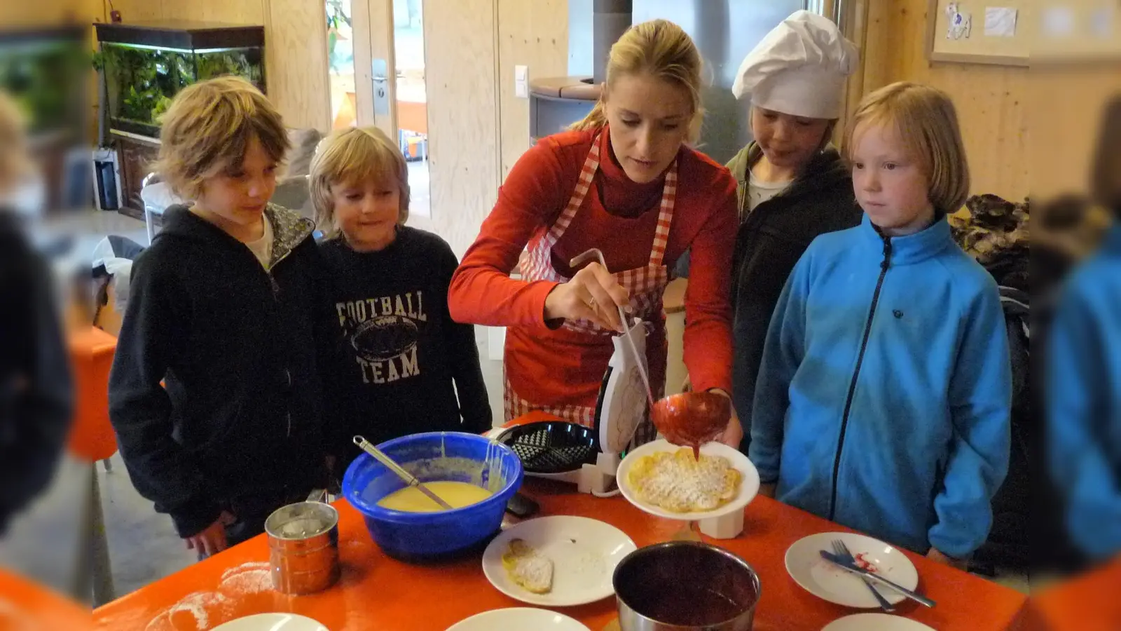 Stefanie Hertel backt in der Jugendfarm Ramersdorf. (Foto: Deutsche Lebensbrücke)