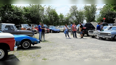 Jede Menge Oldtimer, die um die Wette strahlen. (Foto: VA)
