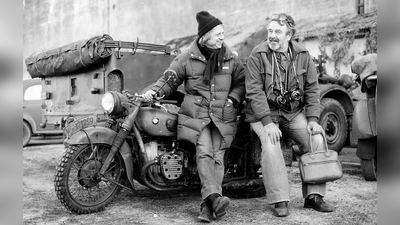 Wolfgang Petersen (links) und Lothar-Günther Buchheim während der Dreharbeiten zu "Das Boot" in <i>La Pallice</i>, Februar 1981. (Foto: Buchheim Stiftung, Bernried sowie Yves Buchheim)