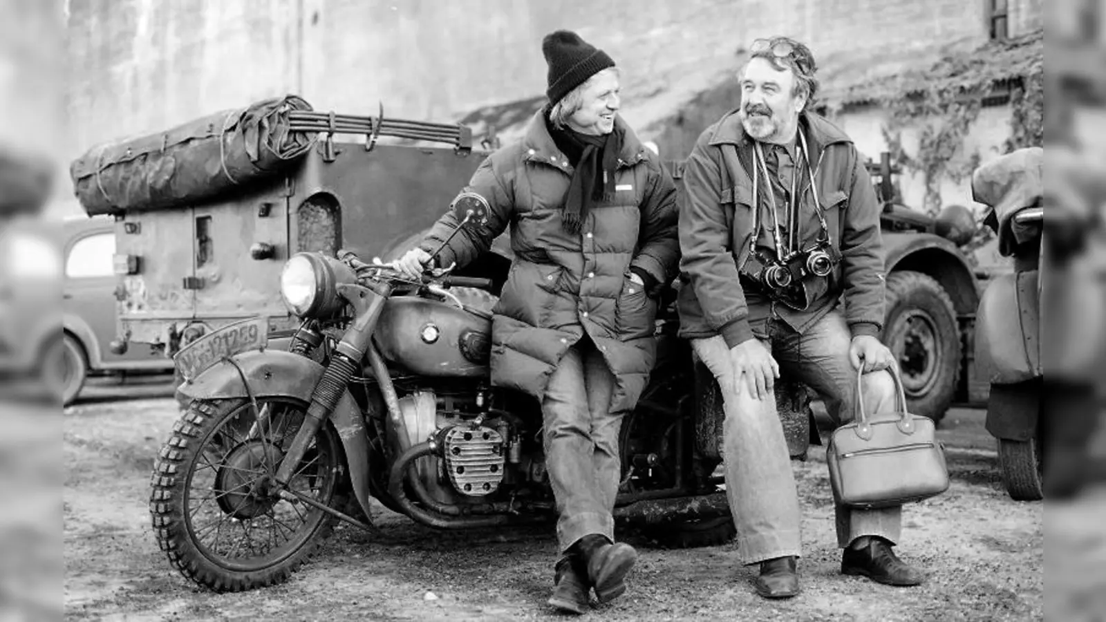 Wolfgang Petersen (links) und Lothar-Günther Buchheim während der Dreharbeiten zu "Das Boot" in <i>La Pallice</i>, Februar 1981. (Foto: Buchheim Stiftung, Bernried sowie Yves Buchheim)