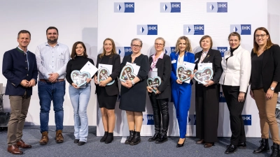 Hier im Bild stellvertretend die erfolgreichen Antragstellerinnen für Kaufmännische Berufe aus München (von links): Manfred Gößl IHK) und Luca Bothe (Jobcenter) mit Radmila Barjaktarević (Kauffrau für Büromanagement), Adisa Hrnjić (Verkäuferin), Nemina Makarević (Köchin), Senada Miljković (Kauffrau für Büromanagement), Sanja Tešić (Kauffrau für Büromanagement / Serbien), Zoia Verba (Kauffrau für Büromanagement), Heike Klembt-Kriegel (IHK FOSA) und Nicole Springer (Agentur für Arbeit). (Foto: Tobias Hase / IHK.)