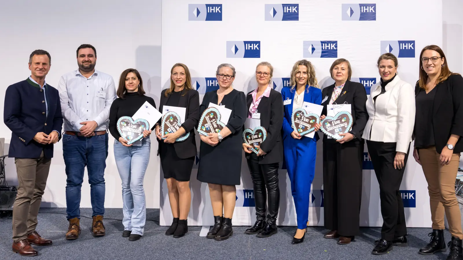 Hier im Bild stellvertretend die erfolgreichen Antragstellerinnen für Kaufmännische Berufe aus München (von links): Manfred Gößl IHK) und Luca Bothe (Jobcenter) mit Radmila Barjaktarević (Kauffrau für Büromanagement), Adisa Hrnjić (Verkäuferin), Nemina Makarević (Köchin), Senada Miljković (Kauffrau für Büromanagement), Sanja Tešić (Kauffrau für Büromanagement / Serbien), Zoia Verba (Kauffrau für Büromanagement), Heike Klembt-Kriegel (IHK FOSA) und Nicole Springer (Agentur für Arbeit). (Foto: Tobias Hase / IHK.)
