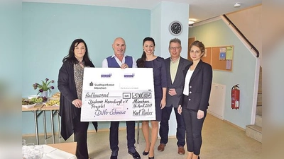 Sorgen gemeinsam dafür, dass kein Kind mit leerem Bauch lernen  (Foto: Azra Sahingöz, Mitarbeiterin Diakonie Hasenbergl, Karl Rieder, Großgastronom, Selen Gürler, Projektleitung DiNo-Kids, Stefan Fröba, Bereichsleitung Diakonie Hasenbergl, Nigar Sonugelen,)