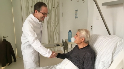Dr. Peter Baumann klärt seine Patienten vor und nach der OP umfangreich über den Eingriff auf. (Foto: Krankenhaus GmbH)