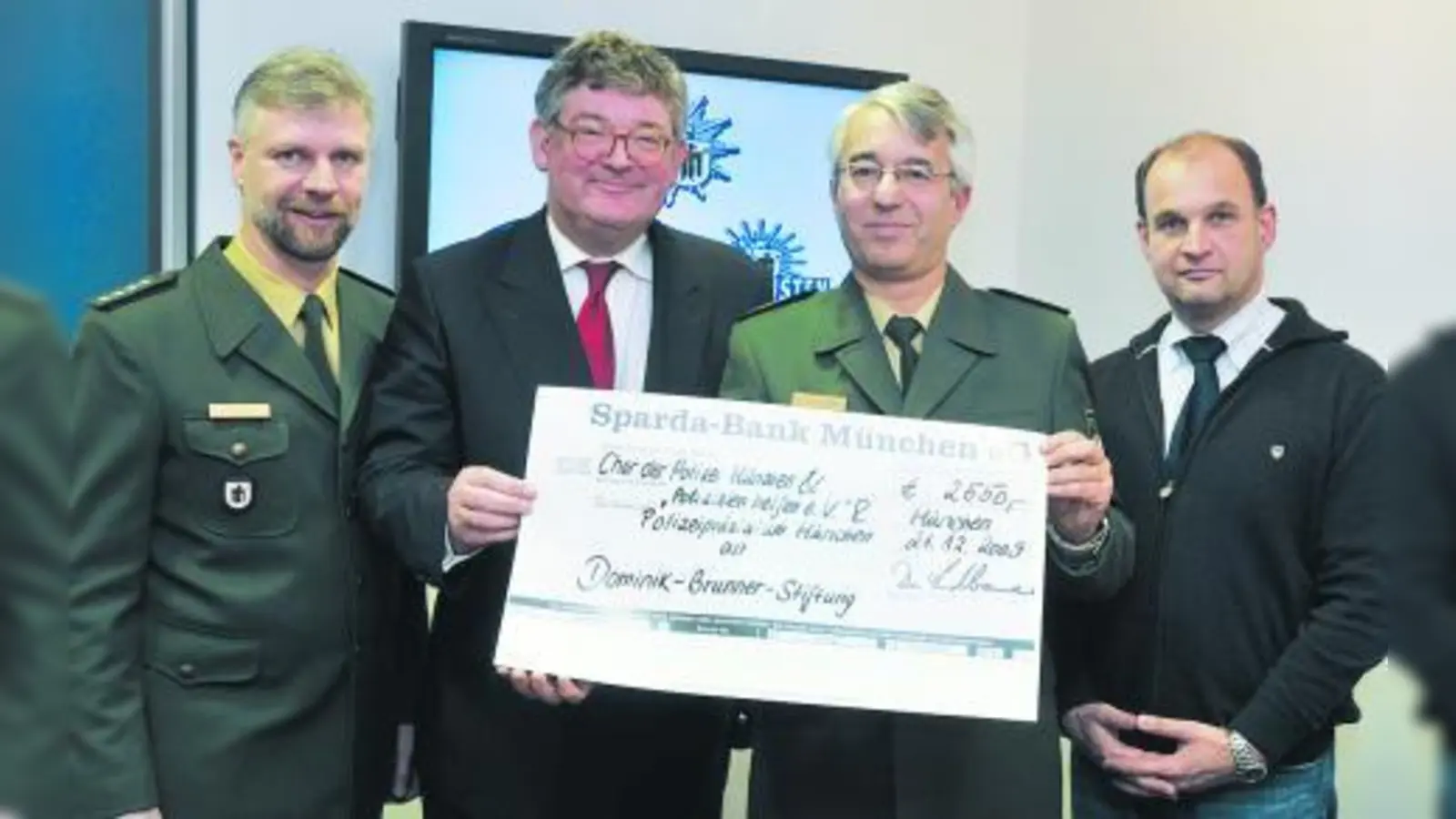 Polizeihauptkommissar Michael Fischer, Vorsitzender des Münchner Polizeichores, Harald Bardenhagen von der Dominik-Brunner-Stiftung, Polizeipräsident Prof. Dr. Wilhelm Schmidbauer und Wolfgang Erhardt, Geschäftführer des Vereins „Polizisten helfen – Polizeifreunde München“ (v.l.) bei der Scheckübergabe. (Foto: Polizei München)