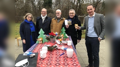 Nur fürs Foto sind die Masken gefallen. Alle Teilnehmer waren natürlich zweimal geimpft und geboostert. Und auch im Freien kann man bei Kaffee und Lebkuchen gut fachsimpeln, finden (von links) Christina Pfizenmaier, Leiterin der Förderschule der Helfenden Hände, Dr. Roland Köhler, Präsident des Lions-Clubs München-Blutenburg, Dr. Volker Hauff, Lions-Club München-Blutenburg, Christian Thieme, Vorstand Helfende Hände und Gerhard Potuschek, Vize-Governor Lions Bayern-Süd. (Foto: Helmut Winkler)