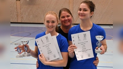 Freude über einen herausragenden Abschluss: Sabine Tausch, Trainerin Fritzi Tausch und Katharina Hupfauer (von links). (Foto: Chris Tausch)